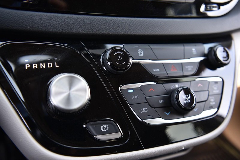 Chrysler Voyager Vehicle Image 13