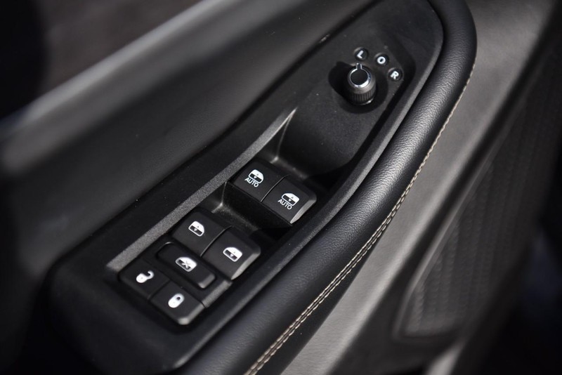 Jeep Grand Cherokee Vehicle Image 08