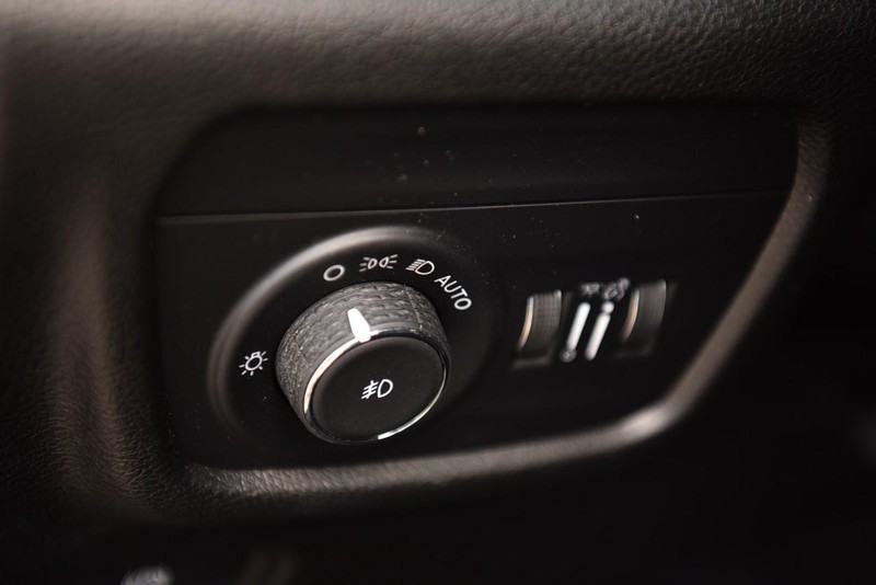 Jeep Grand Cherokee Vehicle Image 12