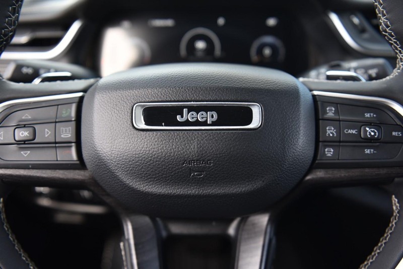 Jeep Grand Cherokee Vehicle Image 20