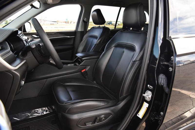 Jeep Grand Cherokee Vehicle Image 21