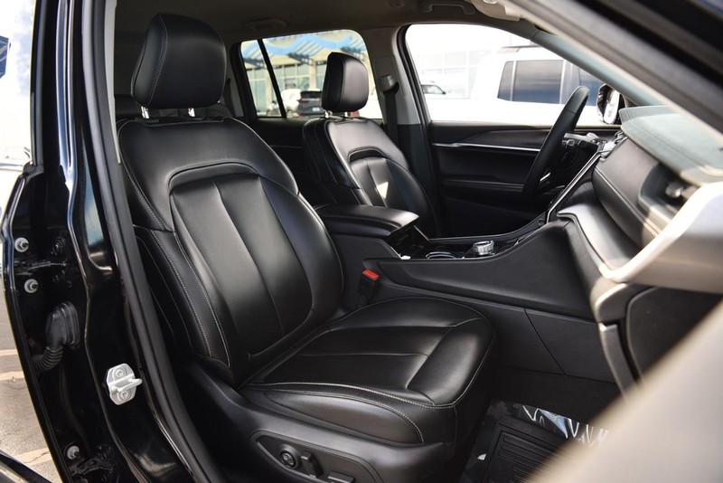 Jeep Grand Cherokee Vehicle Image 22