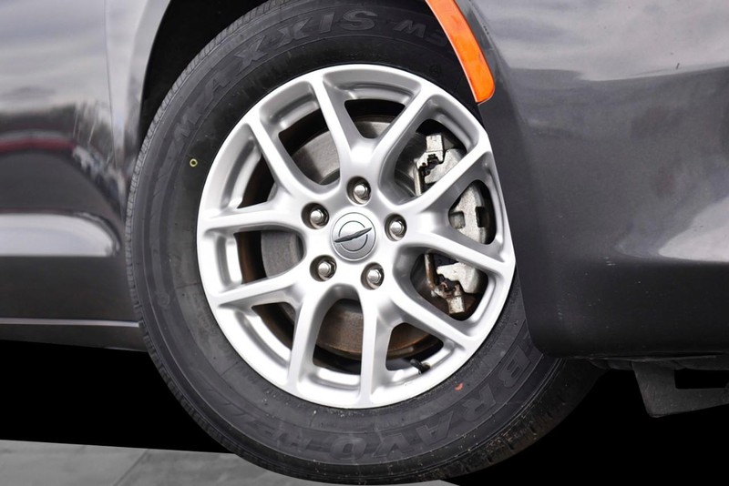Chrysler Voyager Vehicle Image 03