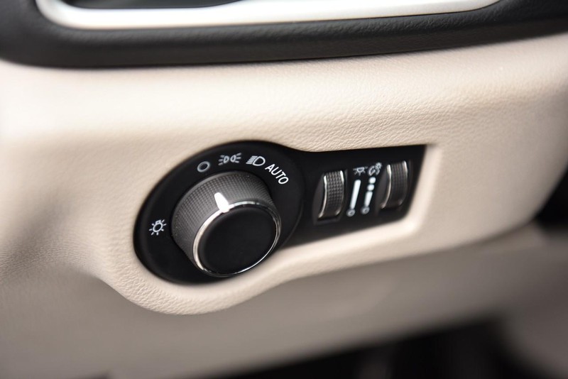Chrysler Voyager Vehicle Image 10
