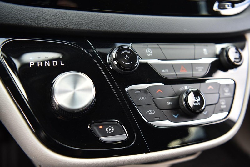 Chrysler Voyager Vehicle Image 13