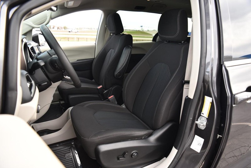 Chrysler Voyager Vehicle Image 18
