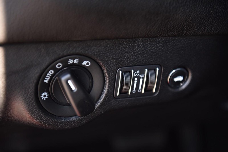 Dodge Challenger Vehicle Image 12