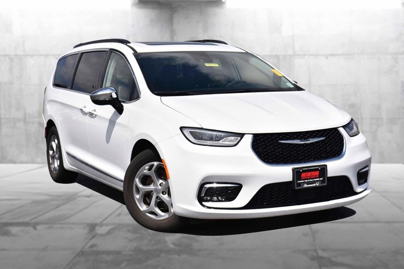 Chrysler Pacifica Vehicle Image 02