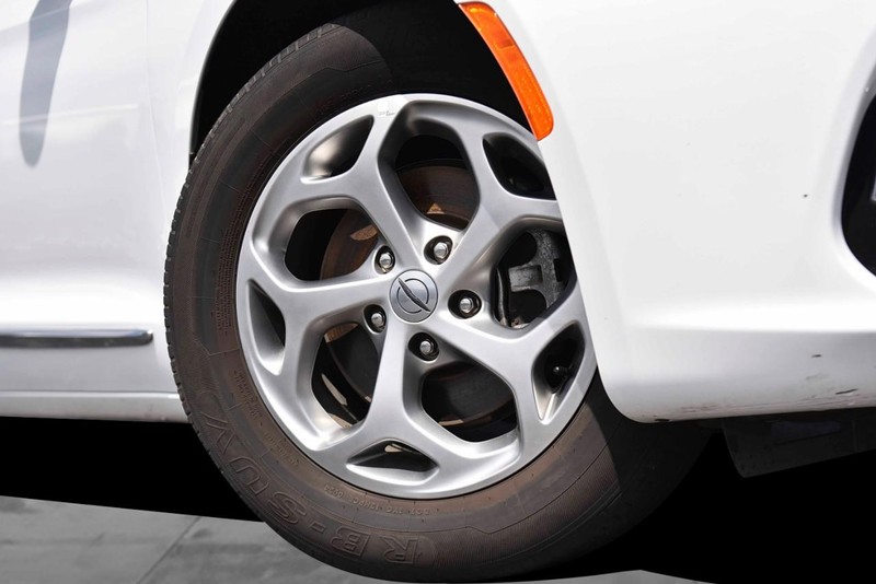 Chrysler Pacifica Vehicle Image 03
