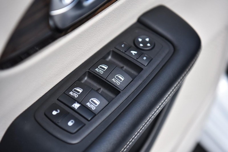 Chrysler Pacifica Vehicle Image 08