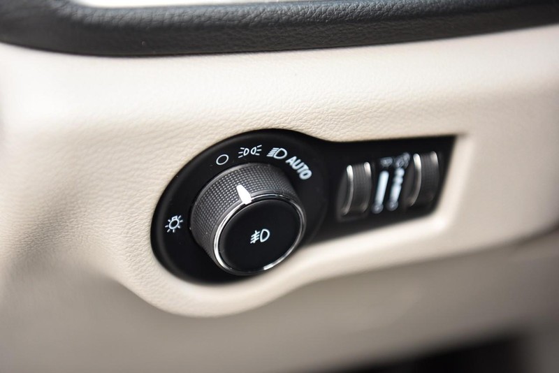 Chrysler Pacifica Vehicle Image 12