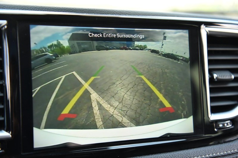 Chrysler Pacifica Vehicle Image 14