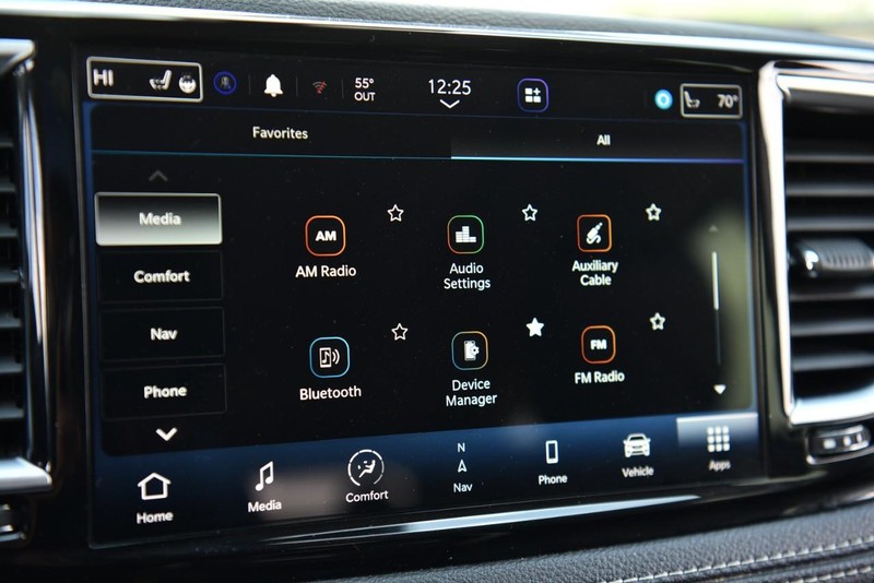 Chrysler Pacifica Vehicle Image 16
