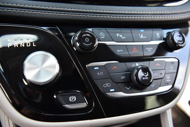 Chrysler Pacifica Vehicle Image 17