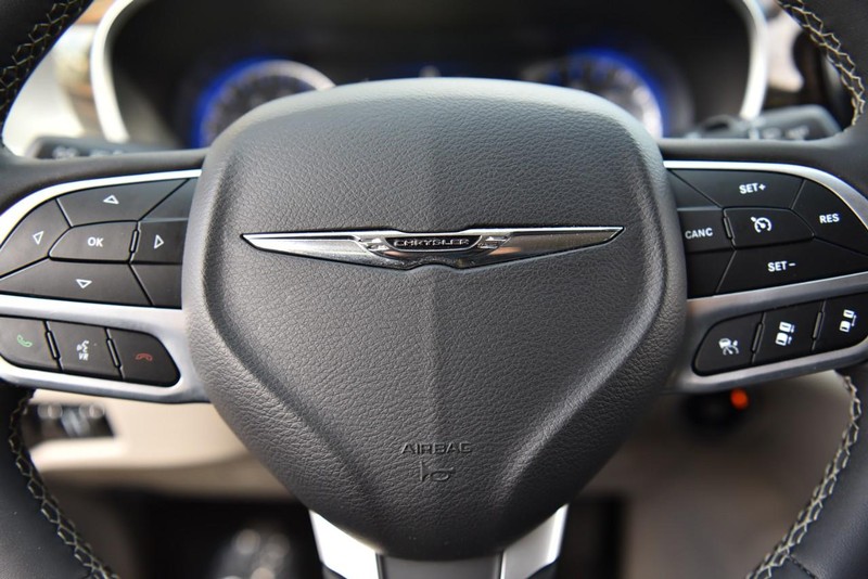 Chrysler Pacifica Vehicle Image 20