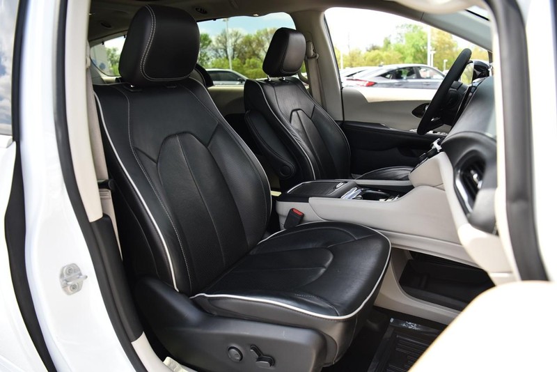 Chrysler Pacifica Vehicle Image 22