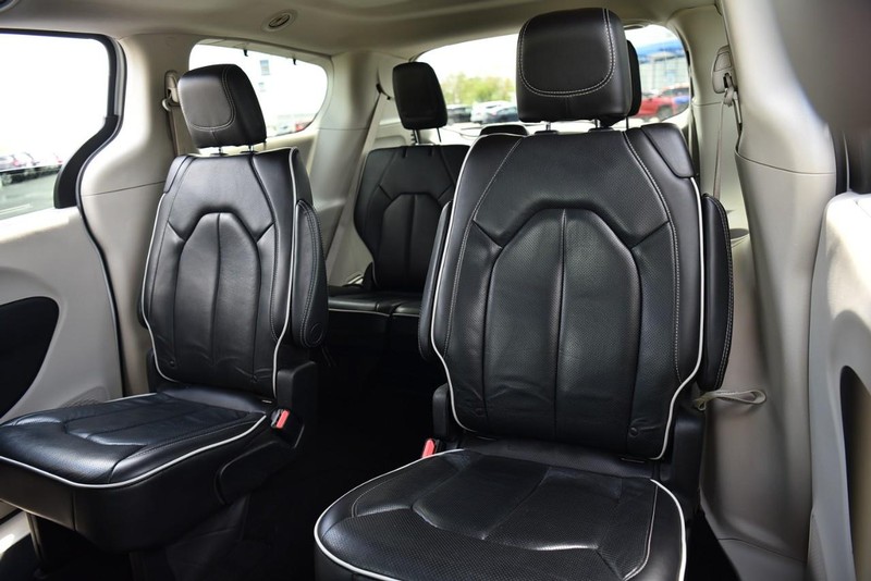 Chrysler Pacifica Vehicle Image 24