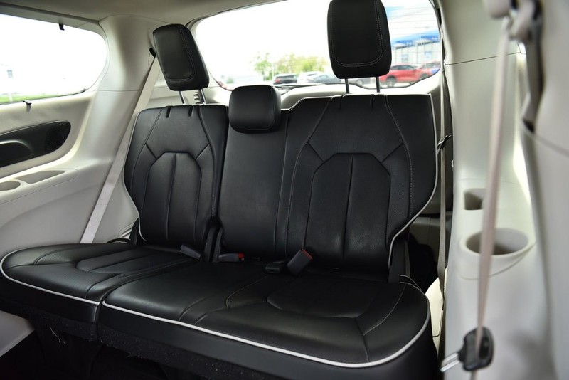 Chrysler Pacifica Vehicle Image 28