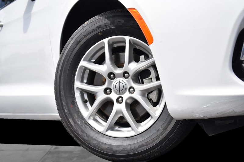 Chrysler Pacifica Vehicle Image 03