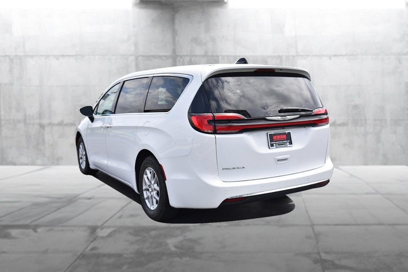 Chrysler Pacifica Vehicle Image 07