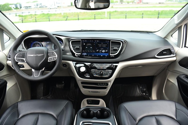 Chrysler Pacifica Vehicle Image 08