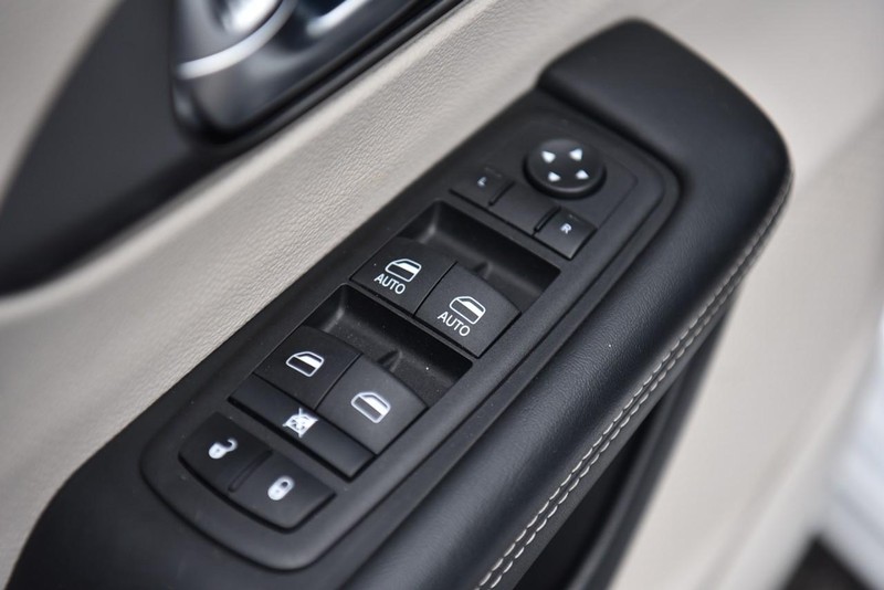Chrysler Pacifica Vehicle Image 09