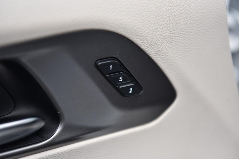 Chrysler Pacifica Vehicle Image 10