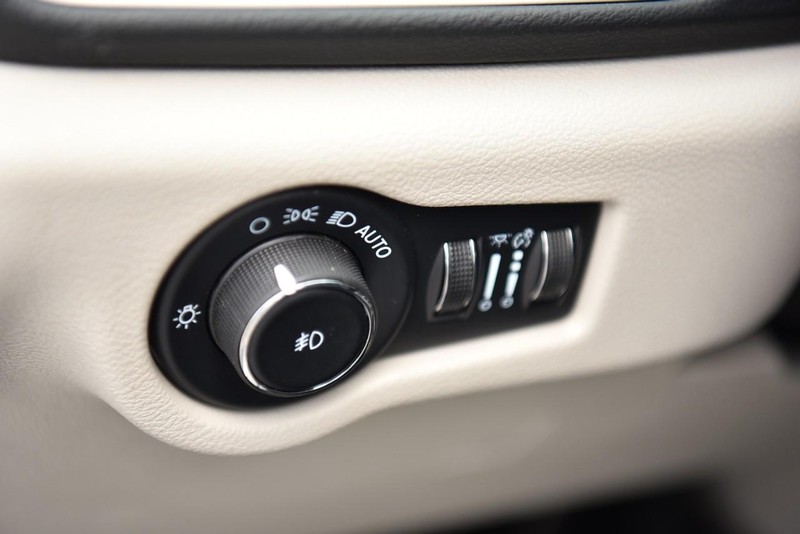 Chrysler Pacifica Vehicle Image 13