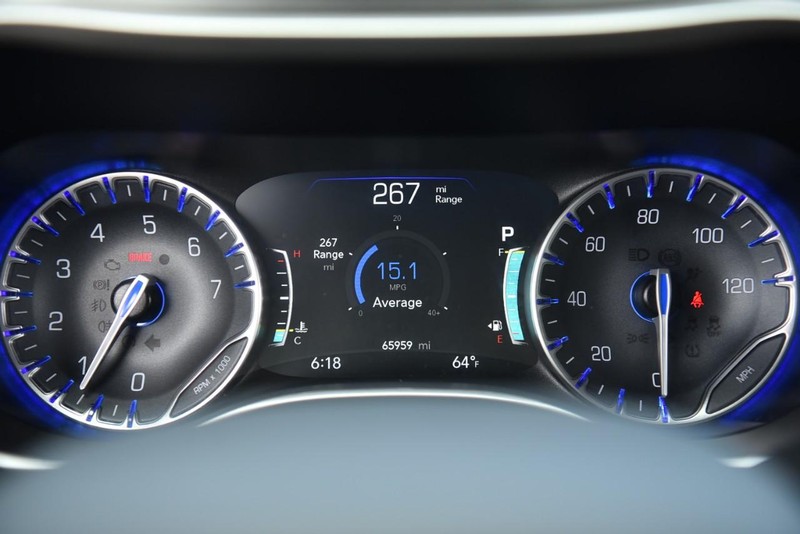 Chrysler Pacifica Vehicle Image 14