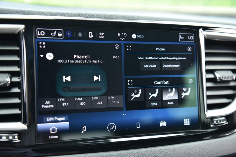 Chrysler Pacifica Vehicle Image 16