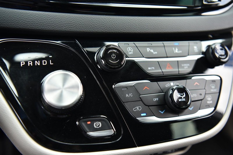 Chrysler Pacifica Vehicle Image 17