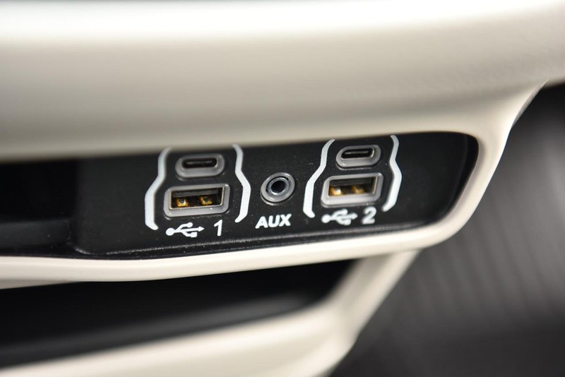 Chrysler Pacifica Vehicle Image 18