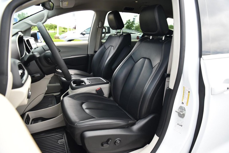 Chrysler Pacifica Vehicle Image 21