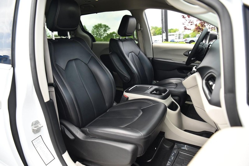 Chrysler Pacifica Vehicle Image 22