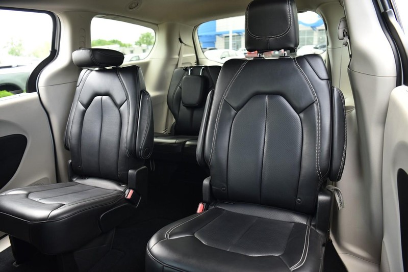 Chrysler Pacifica Vehicle Image 23