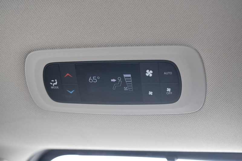 Chrysler Pacifica Vehicle Image 24