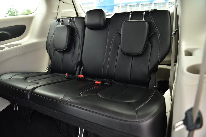 Chrysler Pacifica Vehicle Image 26