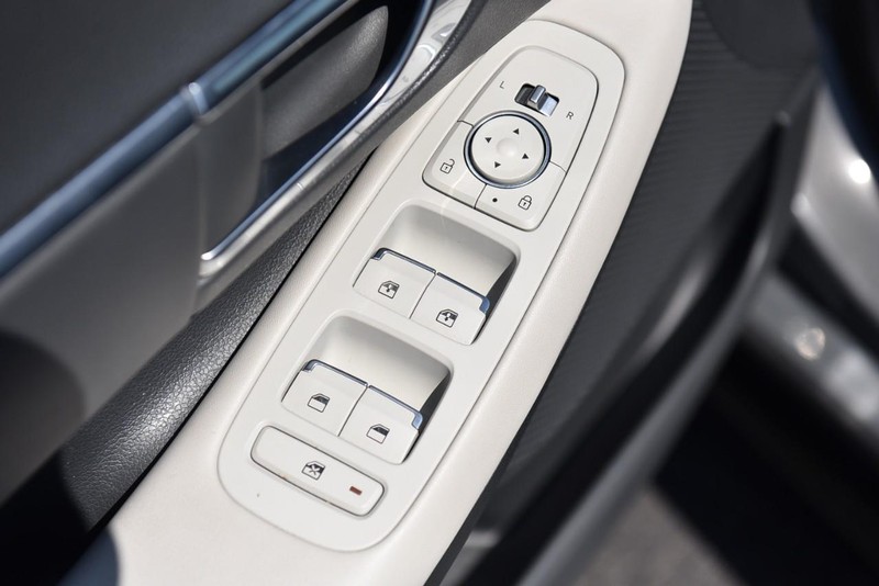 Hyundai Sonata Vehicle Image 09
