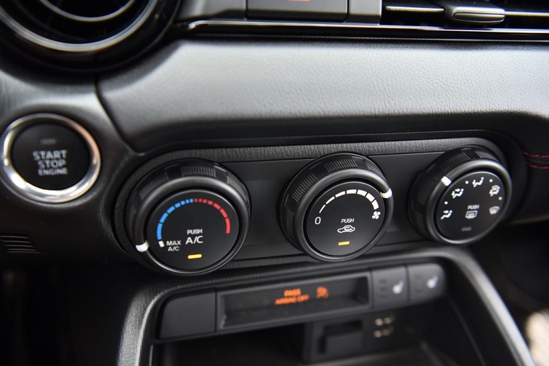 Mazda MX-5 Miata Vehicle Image 15