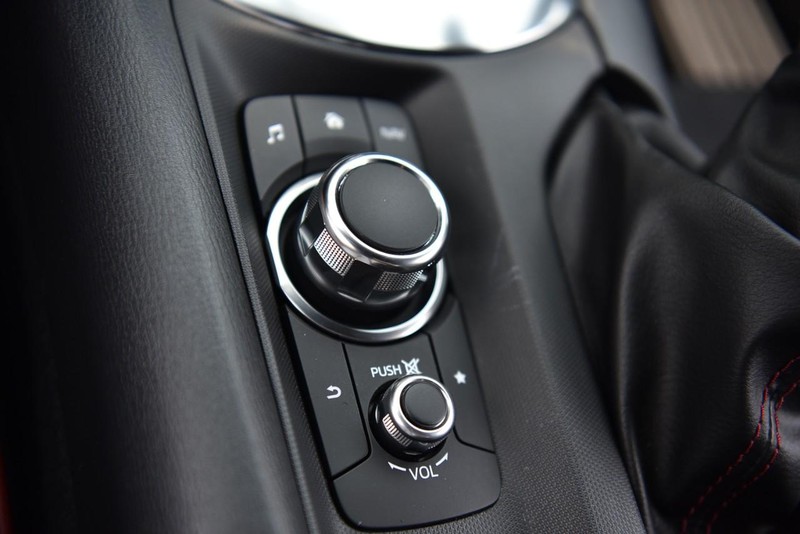 Mazda MX-5 Miata Vehicle Image 17