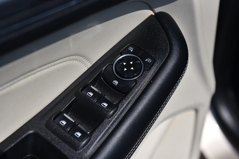 Ford Edge Vehicle Image 09