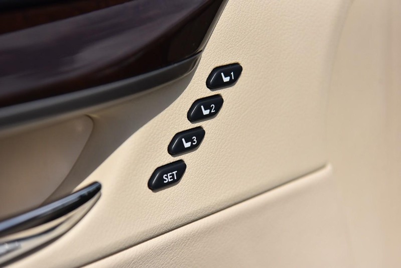 Lexus ES 350 Vehicle Image 10