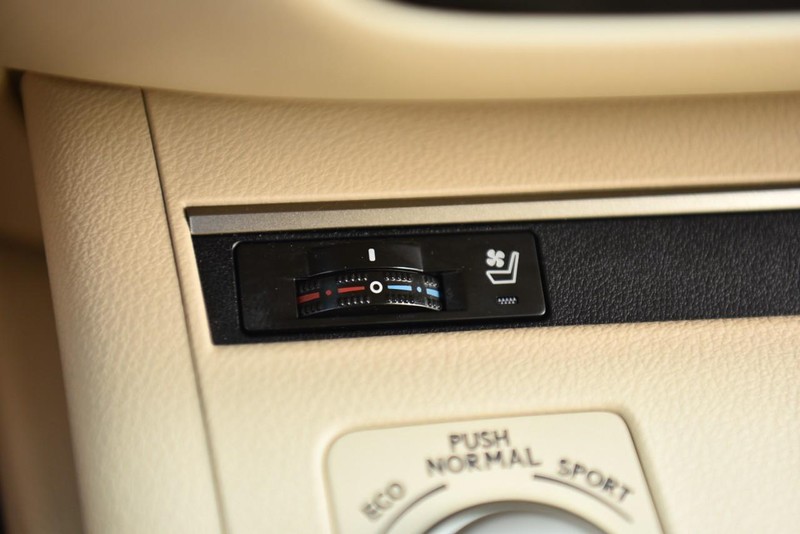 Lexus ES 350 Vehicle Image 16