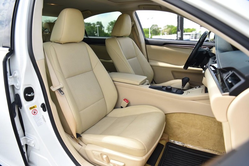 Lexus ES 350 Vehicle Image 22
