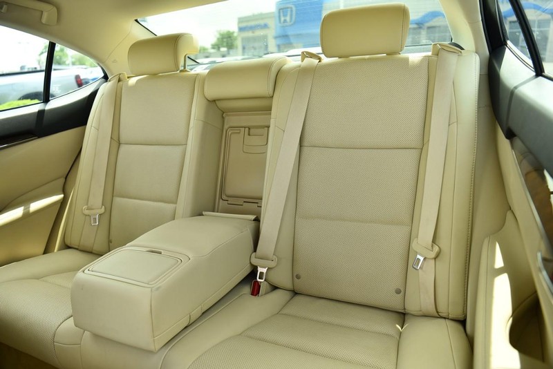 Lexus ES 350 Vehicle Image 24