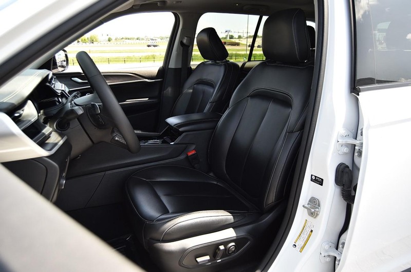 Jeep Grand Cherokee 4xe Vehicle Image 24