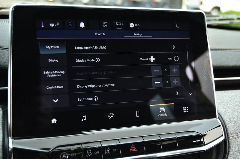 Jeep Compass Vehicle Image 16