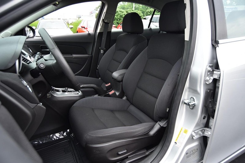Chevrolet Cruze Limited Vehicle Image 17