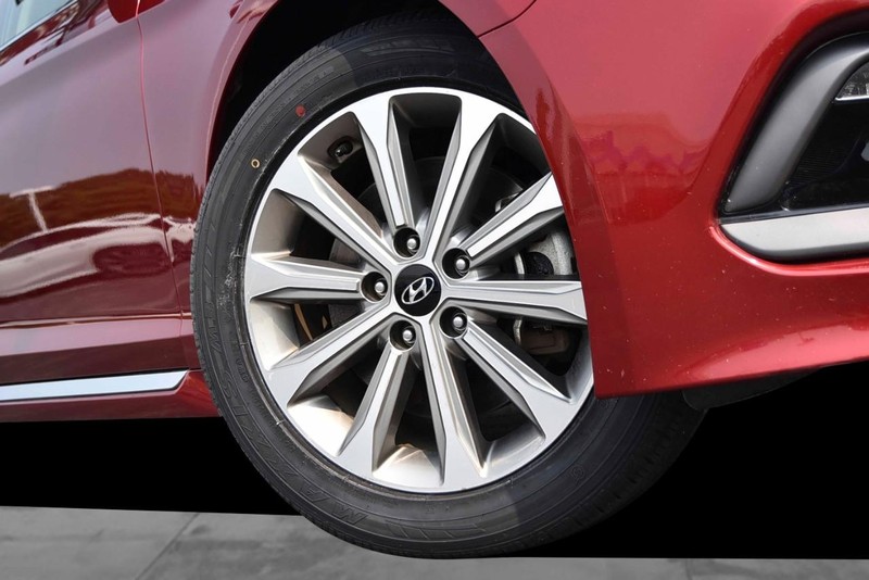 Hyundai Sonata Vehicle Image 03