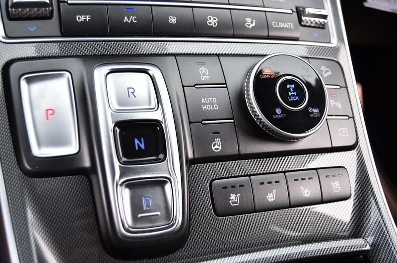 Hyundai Santa Fe Vehicle Image 16